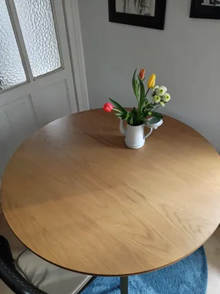 Mesa de comedor redonda como nueva y 2 sillas
