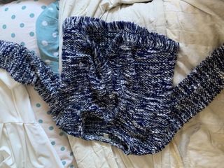 Chaqueta de punto azul y blanco