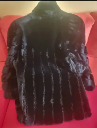 Abrigo de pelo negro