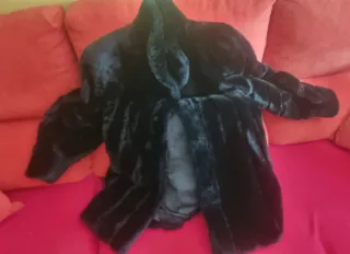 Abrigo de pelo negro