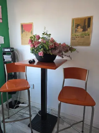 Mesa y sillas con base cuadrada. Para terraza, bar