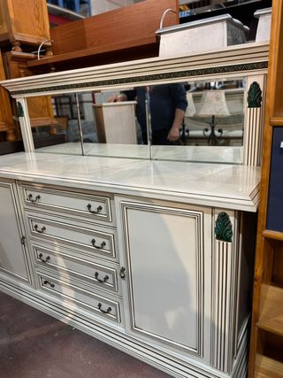 Aparador con espejo y entrega