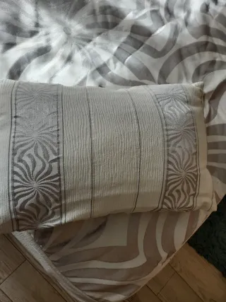 Edredón beige y plateado con estampado