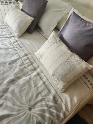 Edredón beige y plateado con estampado