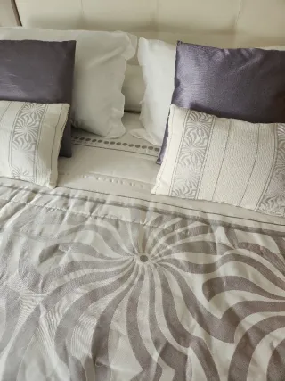 Edredón beige y plateado con estampado
