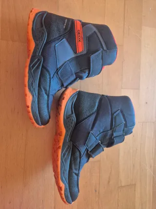 Botas de nieve Geox niño/niña negras y rojas