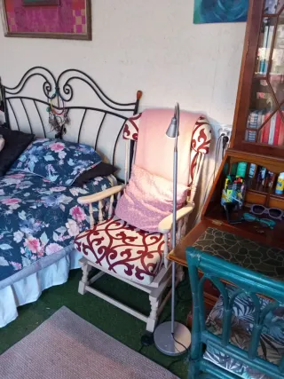 Mecedora de tela y madera con estampado