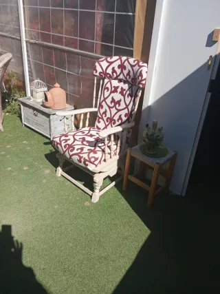 Mecedora de tela y madera con estampado