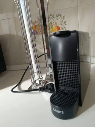 Cafetera Nespresso  Krups con dos cápsulas
