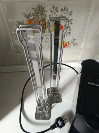 Cafetera Nespresso  Krups con dos cápsulas