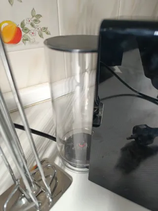 Cafetera Nespresso  Krups con dos cápsulas