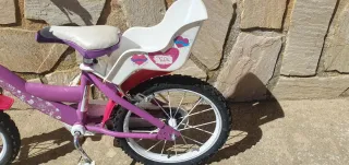 Bicicleta infantil morada con cesta
