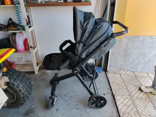 Carrito de bebé gris