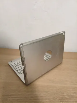 Funda dura con teclado para iPad