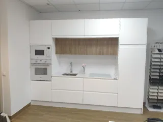 Cocina completa de exposición con Silestone