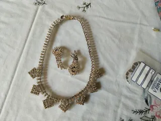 Collar y pendientes de bisutería
