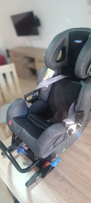 Silla de coche para bebé casi nueva