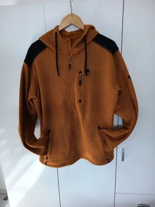 Sudadera con capucha naranja y negra