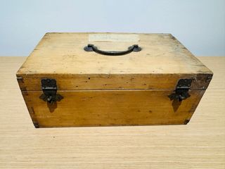 Antigua caja y grifos de latón