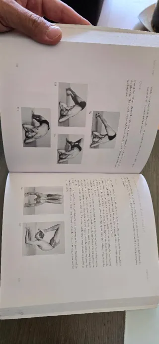 Light On Yoga. The Definitive Guide To Yoga Pra...