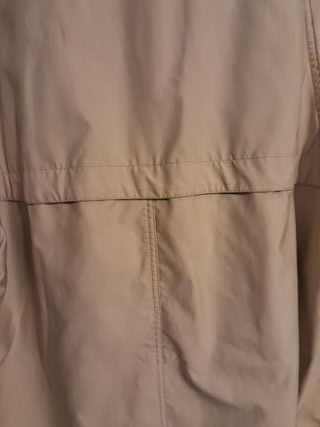 Chaqueta impermeable mostaza