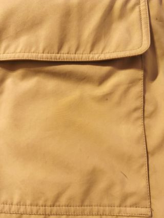 Chaqueta impermeable mostaza