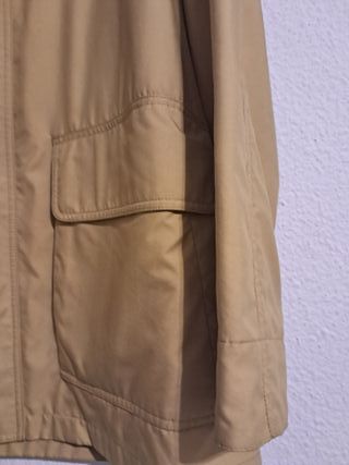 Chaqueta impermeable mostaza