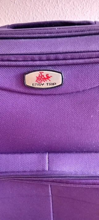 Maleta de viaje morada con ruedas