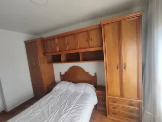 Armario modular, cabecero y cama de madera