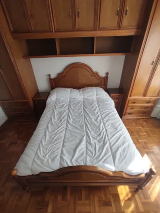 Armario modular, cabecero y cama de madera