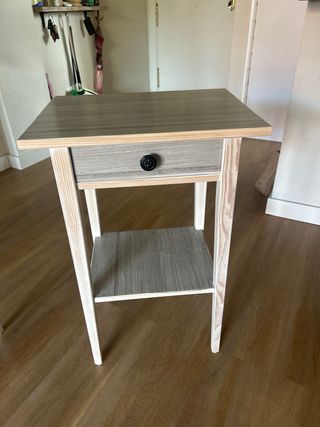 Mesitas de noche blancas y marron.