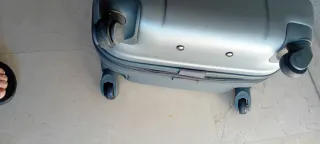 Maleta gris con ruedas y asa extensible