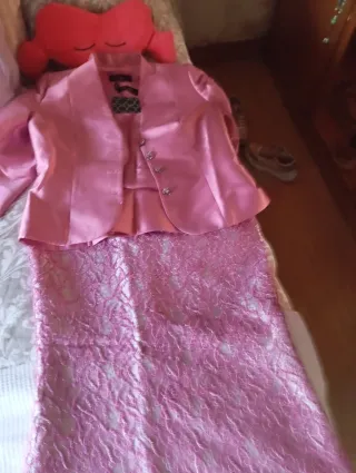 Traje de 3 piezas mujer rosa. Carla Ruiz colección