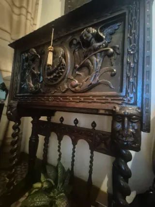 Bargueño antiguo madera maciza tallada