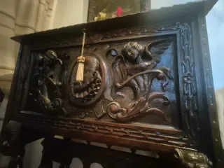 Bargueño antiguo madera maciza tallada