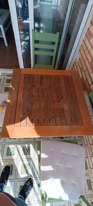 Mesa madera y 4 sillas verdes