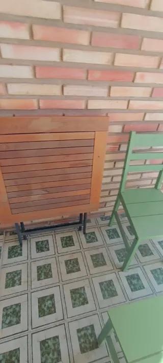 Mesa madera y 4 sillas verdes