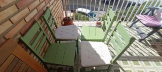 Mesa madera y 4 sillas verdes