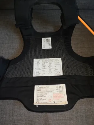 Conjunto equitación: chaleco, casco y fusta