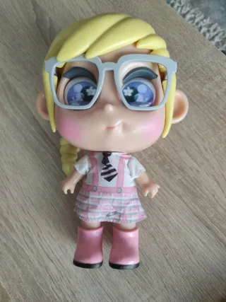 Muñeca Trottie con gafas y mochila