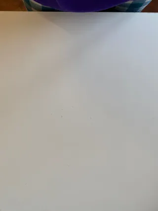 Escritorio blanco con cajonera