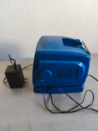 Televisor portátil antiguo azul