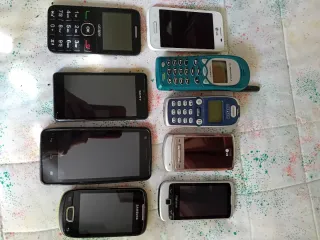 Móviles y cargadores antiguos