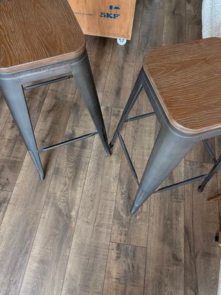 Taburetes de barra metálicos y madera