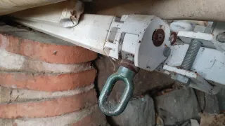 Toldo retráctil beige y blanco