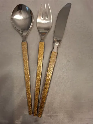 Juego de cubiertos de mesa dorados y plateados