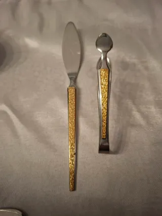 Juego de cubiertos de mesa dorados y plateados