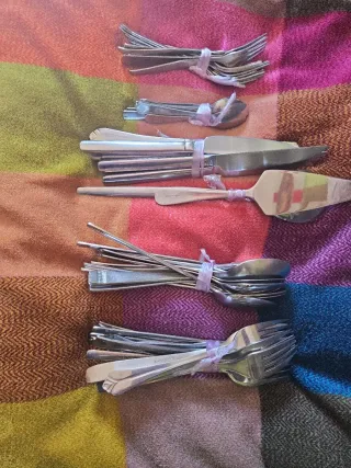 Juego de cubiertos de metal  71 ps .