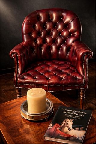 Poltrone Chesterfield in pelle capitoné bordeaux