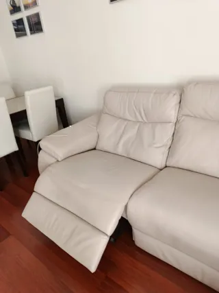 Sofá de 2 plazas en piel beige electrico relax.